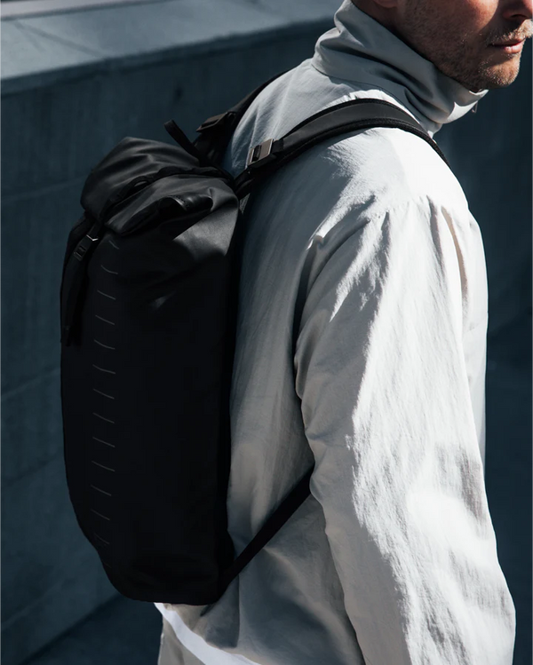 W Essential Backpack Essential Backpack 24L Black Out